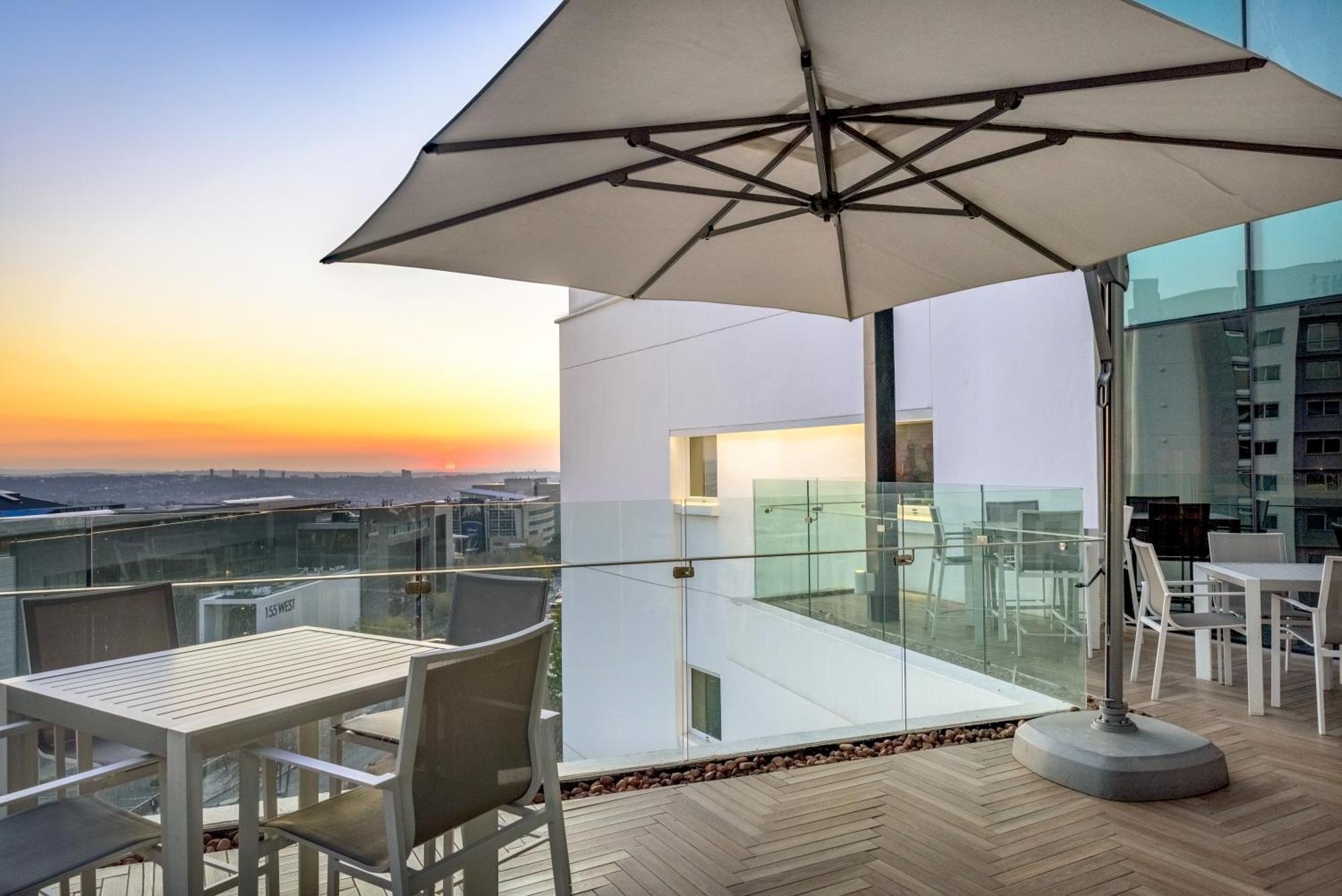 Hotel Sky Sandton โจฮันเนสเบิร์ก ภายนอก รูปภาพ